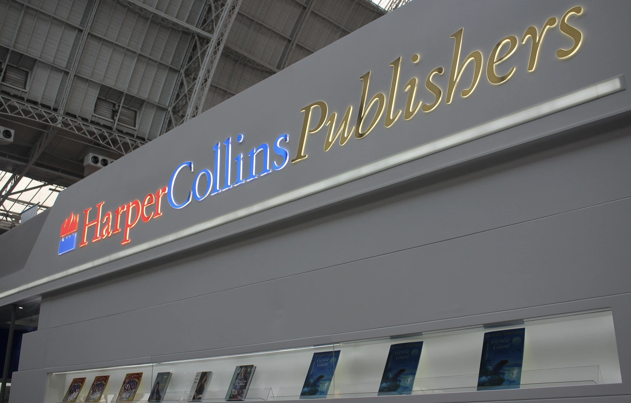 HarperCollins gaat samenwerking aan met AI-bedrijf, auteurs discussi&euml;ren over deelname